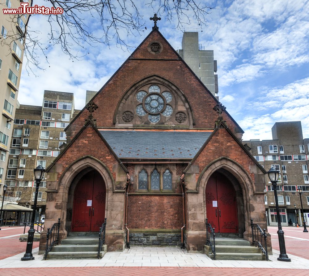 Immagine La Good Shepherd Church ospita le celebrazioni religiose a Roosevelt Island, New York City.