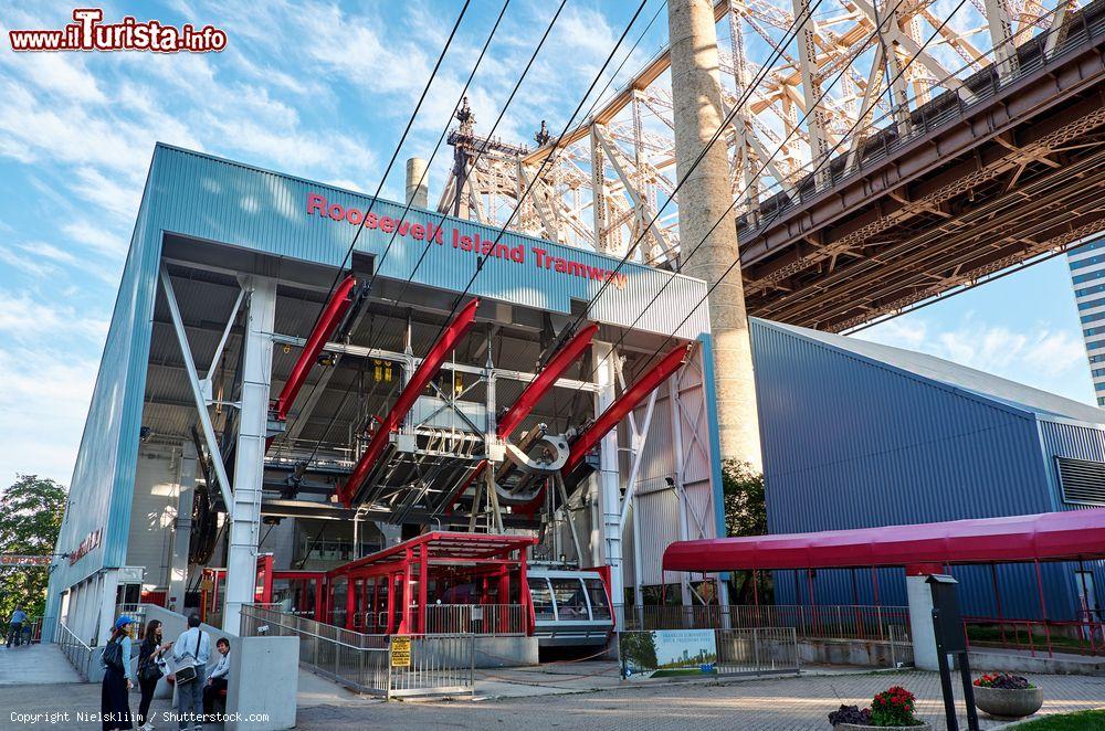 Immagine La stazione della Roosevelt Island Tramway sotto all'Ed Koch Queensboro Bridge di New York City - foto © Nielskliim / Shutterstock.com