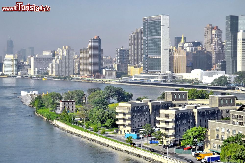 Immagine New York City: l'estremità di Roosevelt Island, nel mezzo dell'East River, tra Manhattan (a ovest) e il Queens (a est).