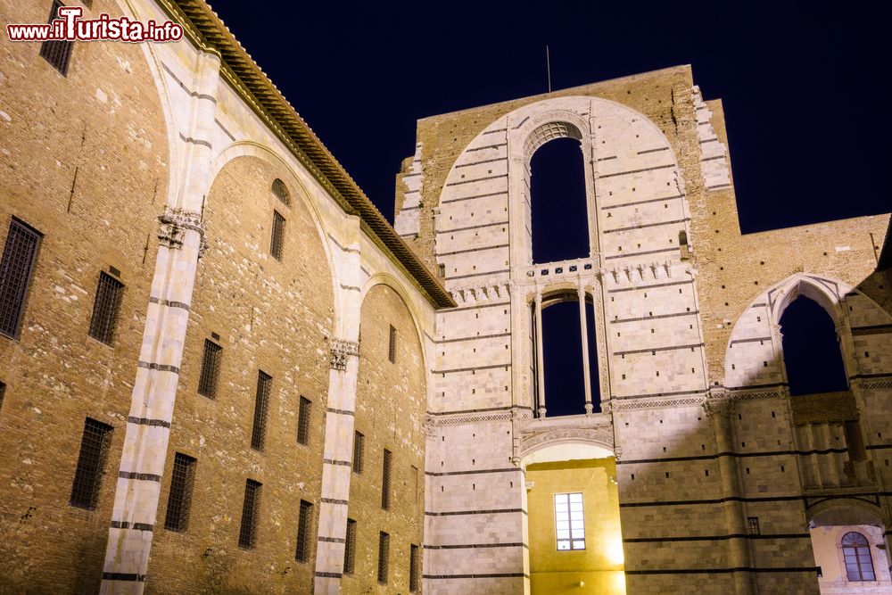 Immagine La navata destra del Duomo Nuovo di Siena non fu mai completata. Il progetto trecentesco rimase incompiuto e oggi qui si trova il Museo dell'Opera del Duomo.