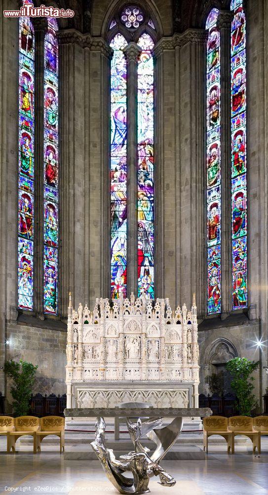 Immagine L'Arca di San Donato si trova alle spalle dell'altare maggiore, all'interno della Cattedrale dei Santi Pietro e Donato ad Arezzo - foto © eZeePics / Shutterstock.com