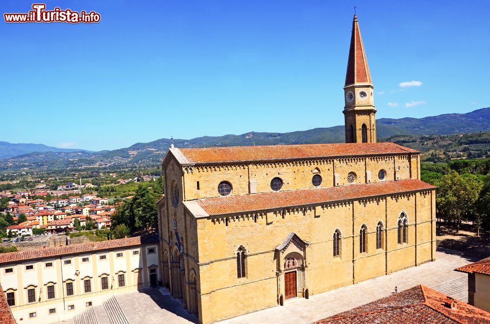 Immagine La Cattedrale dei Santi Pietro e Donato domina la città di Arezzo, in Toscana, dall'alto del colle sul quale è costruito il centro storico.