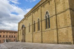 Il fianco della Cattedrale dei Santi Pietro e Donato nel centro di Arezzo, in Toscana - foto © Marc Venema / Shutterstock.com