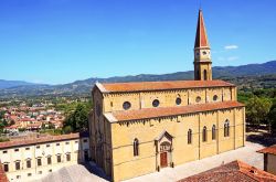 La Cattedrale dei Santi Pietro e Donato domina la città di Arezzo, in Toscana, dall'alto del colle sul quale è costruito il centro storico.
