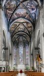La navata centrale della Cattedrale dei Santi Pietro e Donato (Arezzo) si sviluppa luungo sei campate - foto © eZeePics / Shutterstock.com