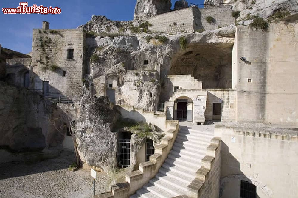 Immagine L'esterno della Casa Grotta di Vico Solitario, una delle dimore più famose dei Sassi di Matera - foto © www.casagrotta.it
