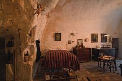 La camera da letto allestita nel museo della Casa Grotta di Vico Solitario a Matera - foto © www.casagrotta.it