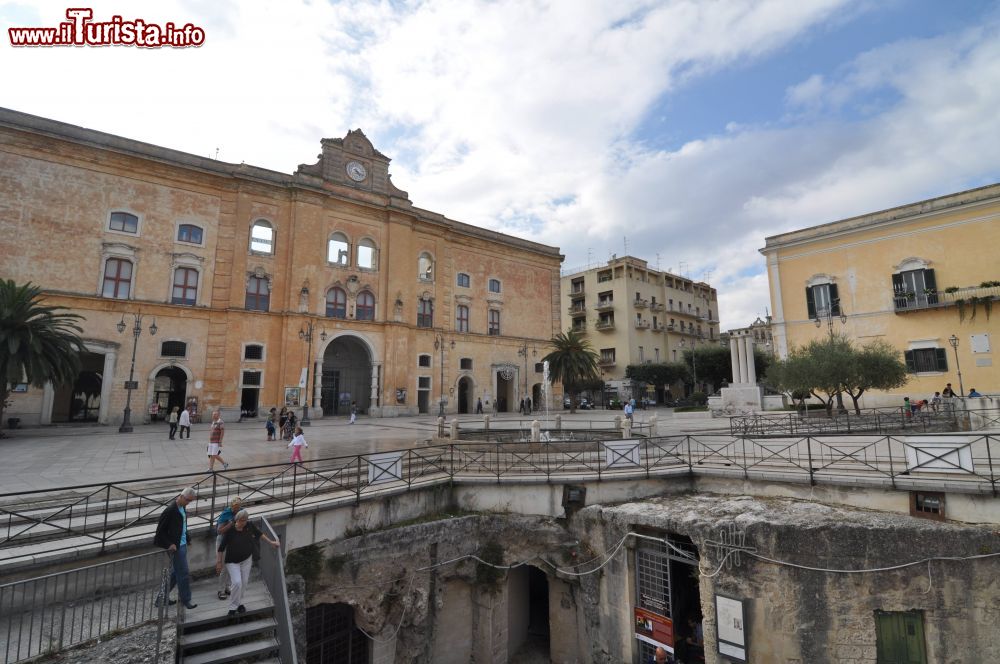 Immagine Piazza Vittorio Veneto a Matera e l'ingresso all'Ipogeo