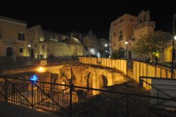 Vista notturna dell'Ipogeo di Piazza Vittorio Veneto a Matera