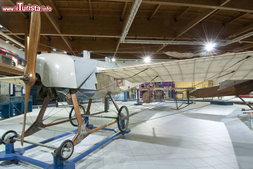 Immagine Il Caproni Bristol è un monoplano monomotore con due posti di pilotaggio.Questo modelllo esposto nel Museo dell'Aeronautica Gianni Caproni di Trento risale al 1938 ed è il più vecchio al mondo.