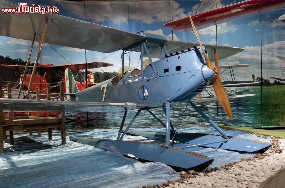 Immagine Un aereo esposto nel Museo dell'Aeronautica Gianni Caproni di Trento. Sulla fiancata si può notare il fascio littorio.