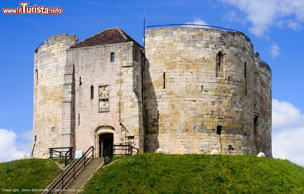 Immagine La Clifford's Tower è il simbolo dell'antico York Castle, il castello d'epoca normanna che da olre nove secoli domina la città di York - foto © Jason Batterham / Shutterstock.com