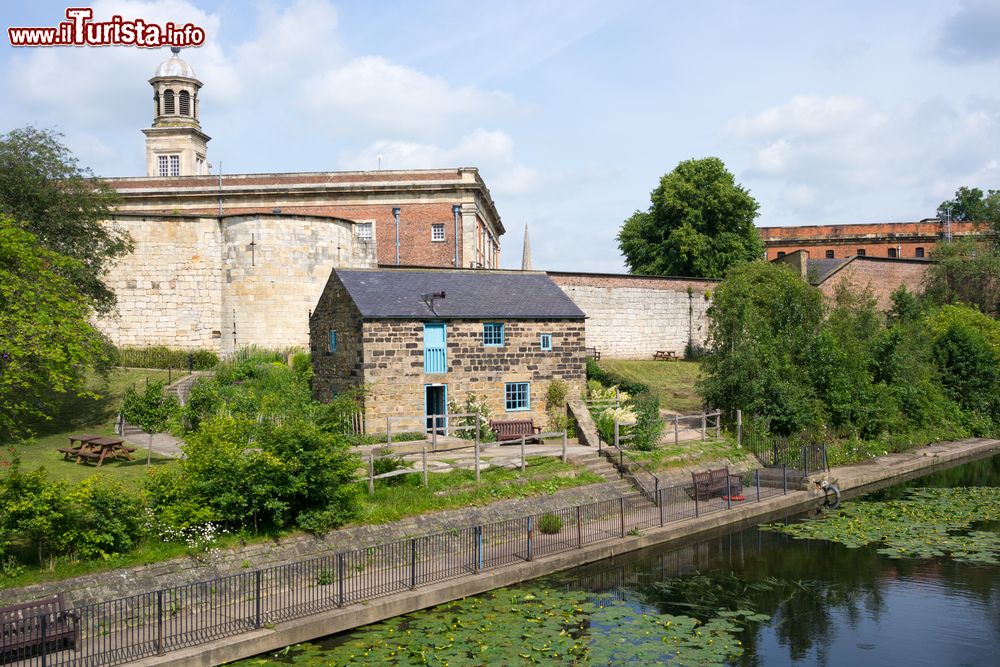 Immagine Lo York Castle Museum e il Raindale Mill accanto al fiume Foss a York, Inghilterra.