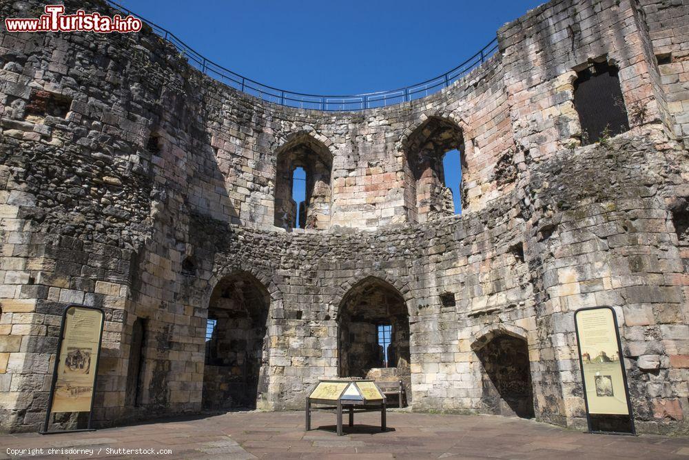 Immagine Vista all'interno della Clifford's Tower. Le rovine della torre sono ciò che rimane dell'antico Castello di York (Inghilterra) - foto © chrisdorney / Shutterstock.com