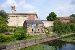 Lo York Castle Museum e il Raindale Mill accanto al fiume Foss a York, Inghilterra.