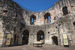 Vista all'interno della Clifford's Tower. Le rovine della torre sono ciò che rimane dell'antico Castello di York (Inghilterra) - foto © chrisdorney / Shutterstock.com ...