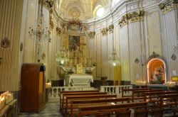 Interno della Chiesa di Sant’Anna nel quartiere di Borgo Barusso ad Alassio in Liguria