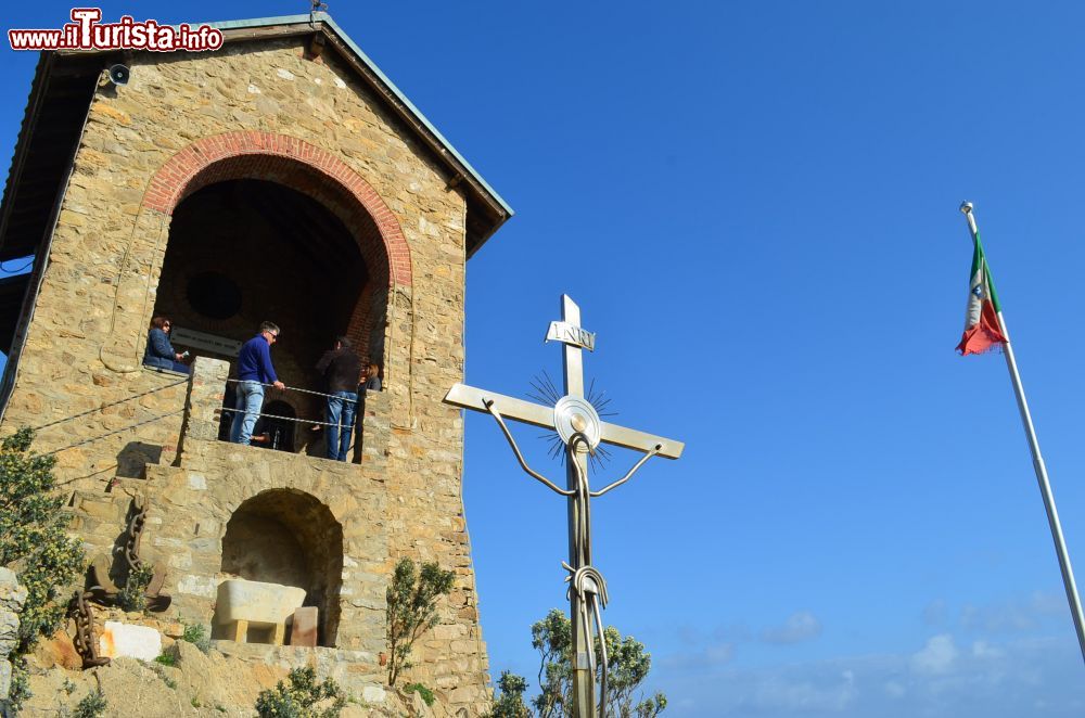 Immagine Crocifisso e facciata della chiesa sul mare di Alassio in Liguria