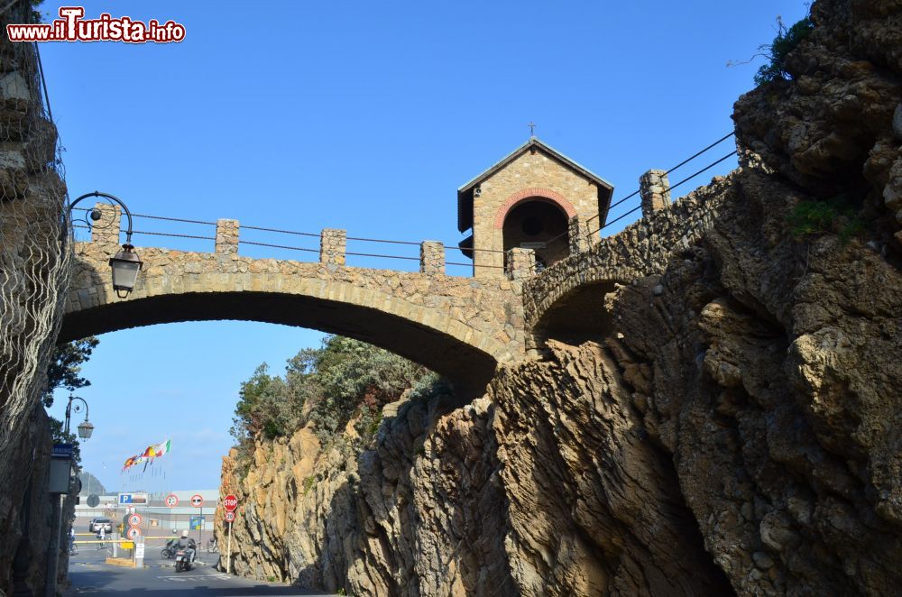 Immagine Ponte di accesso alla Cappella Santa Maris di Alassio