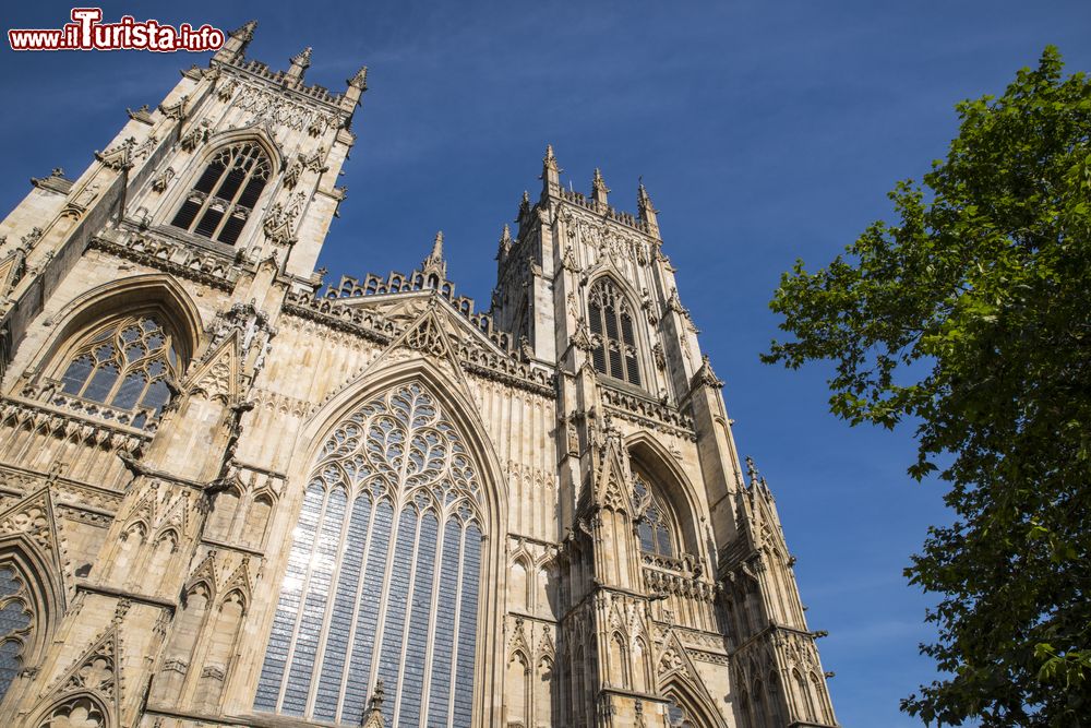 Immagine La parte superiore della facciata di York Minster, nota in inglese anche come "Cathedral and Metropolitical Church of St.Peter".