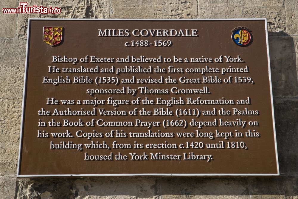 Immagine Una targa a York Minster dedicata a Miles Coverdale, che tradusse e pubblicò la prima Bibbia inglese nel 1535.