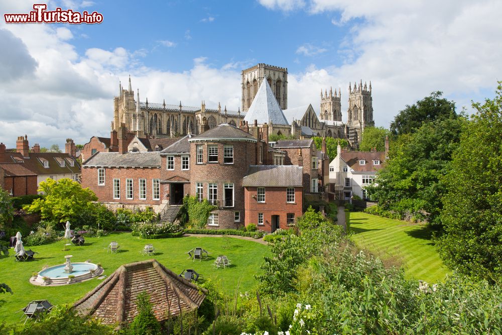 Immagine York Minster (York, Inghilterra) vista dalle mura della città. Si tratta di una delle più grandi cattedrali gotiche del Nord Europa.