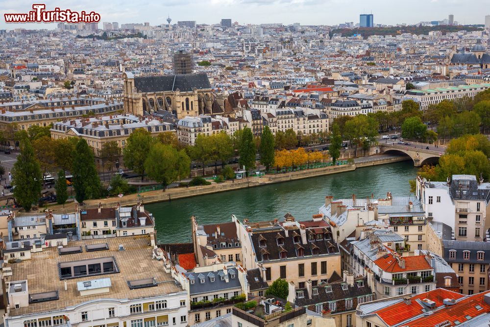 Immagine Vista aera di Parigi, la splendida capitale francese. In basso nella foto, al di qua del corso della Senna, si notano i tetti dei palazzi sull'Île de la Cité.