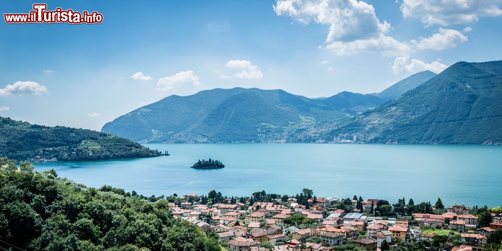 Immagine L'Isola di Loreto è un isolotto di proprietà privata che sorge nel mezzo del Lago d'Iseo, in Lombardia.