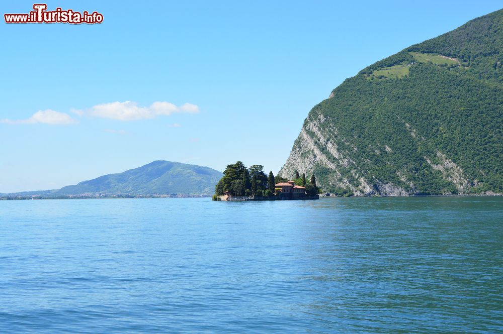 Immagine Il panorama da un'imbarcazione sulle acque del Lago d'Iseo (Lombardia). Al centro si vede la piccola Isola di Loreto.