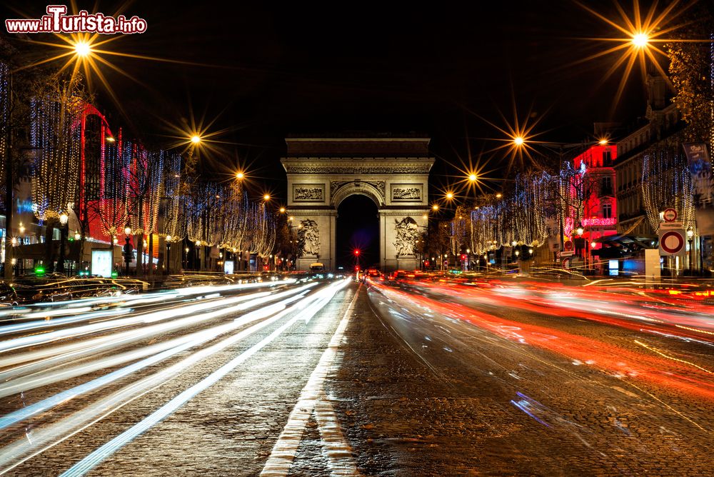 Immagine Gli Champs Elysees di Parigi di notte, durante il periodo natalizio: qui trovate degli splendidi mercatini di Natale