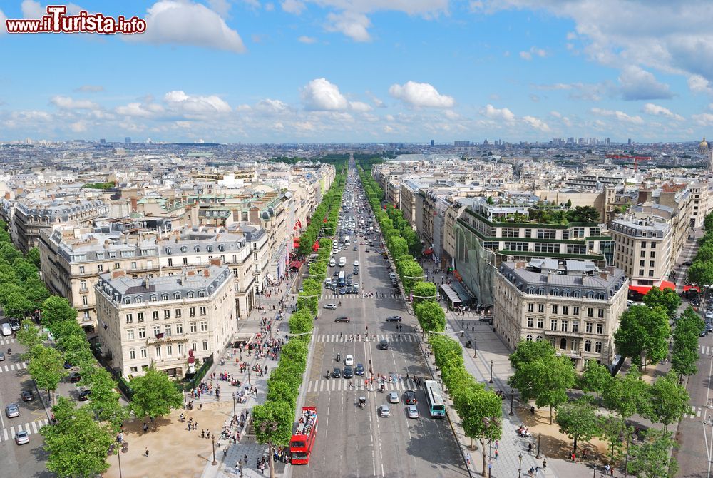 Immagine Il panorama di Parigi con gli Champs Elysees fotografati dalla cima dell'Arco di Trionfo. I viali si estendono fino a sfociare in Place de la Concorde