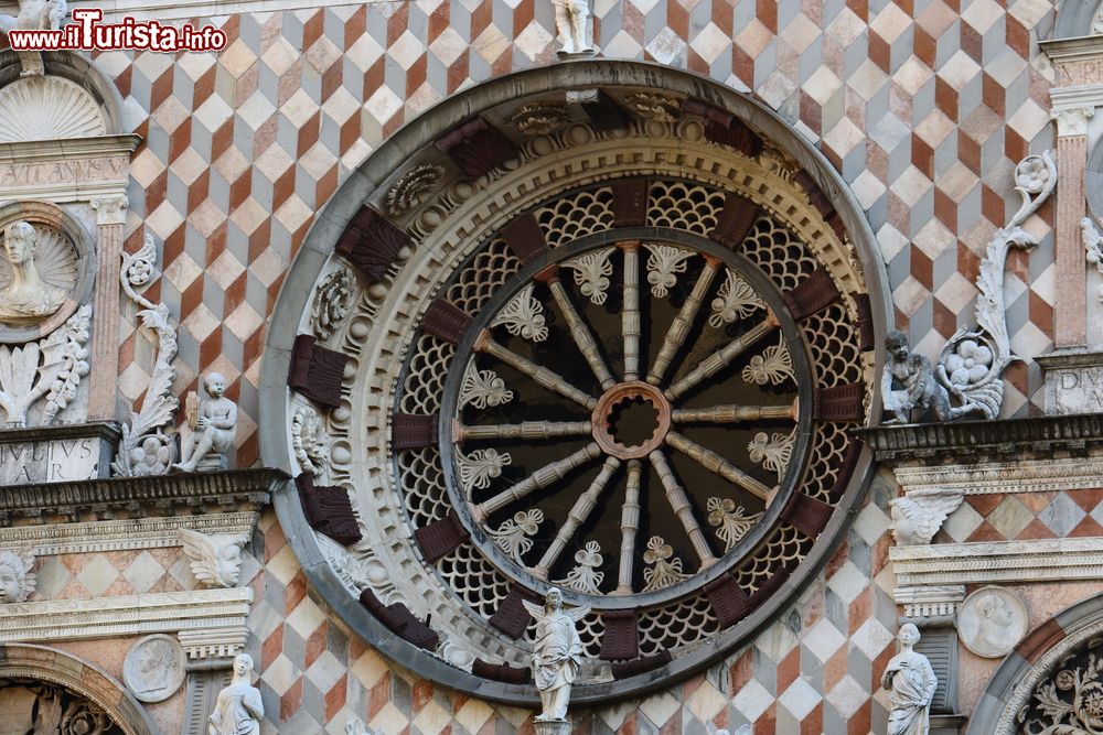 Immagine Particolare del rosone della facciata di Cappella Colleoni a Bergamo