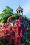 I colori dell'autunno e il Temple de la Sibylle uno dei luoghi iconici nel giardino del Parc Buttes Chaumont di Parigi