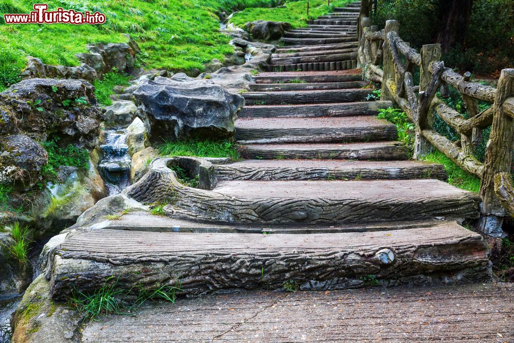 Immagine Una scalinata all'interno del Parc des Buttes-Chaumont di Parigi. Questo magnifico parco si trova nella zona nord-orientale della capitale francese