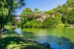 Il Parc des Buttes-Chaumont a Parigi - Si trova nella parte nord-est della capitale della Francia e fu aperto nel 1867. Il ponte che vedete in foto, lungo 63 metri, è stato disegnato ...