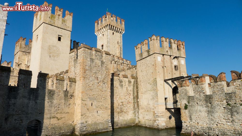 Immagine L'imponente Castello Scaligero a Sirmione in Lombardia