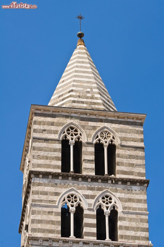 Immagine Il campanile della Cattedrale di San Lorenzo a Viterbo, con le caratteristiche pietre bicolore e le bifore.