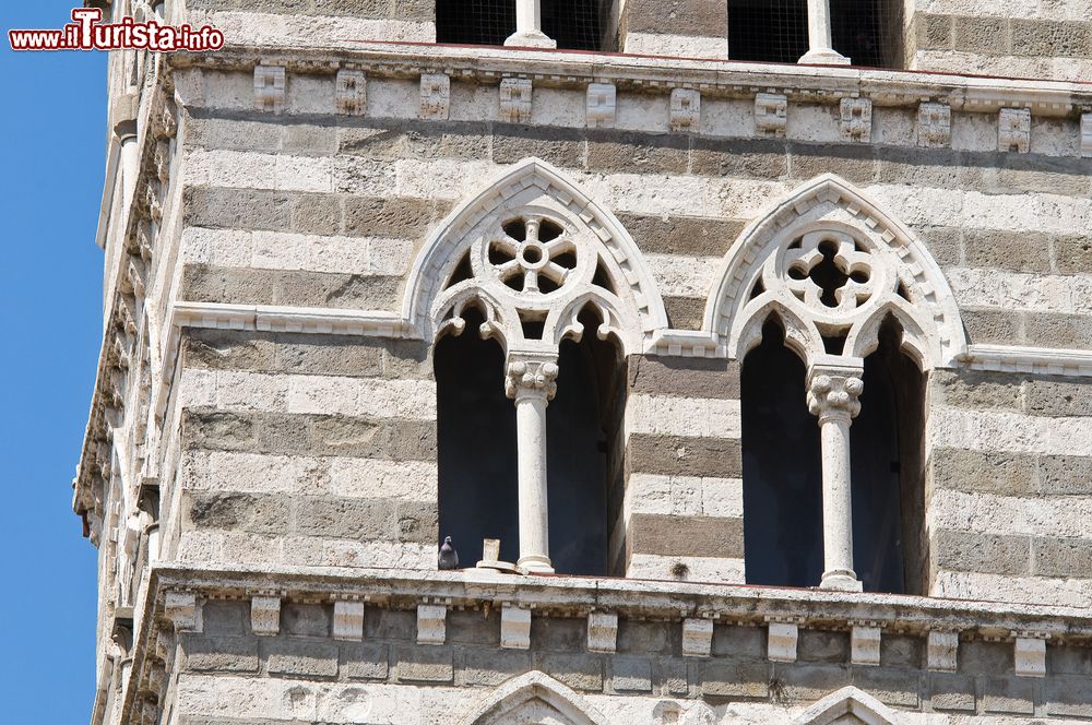 Immagine Il campanile della Cattedrale di Viterbo, nel Lazio. La struttura bicolore pare in contrasto con lo stile della chiesa.