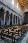 La navata centrale della Cattedrale di Viterbo (Lazio). Si può notare anche la struttura del soffitto con le travi in legno.