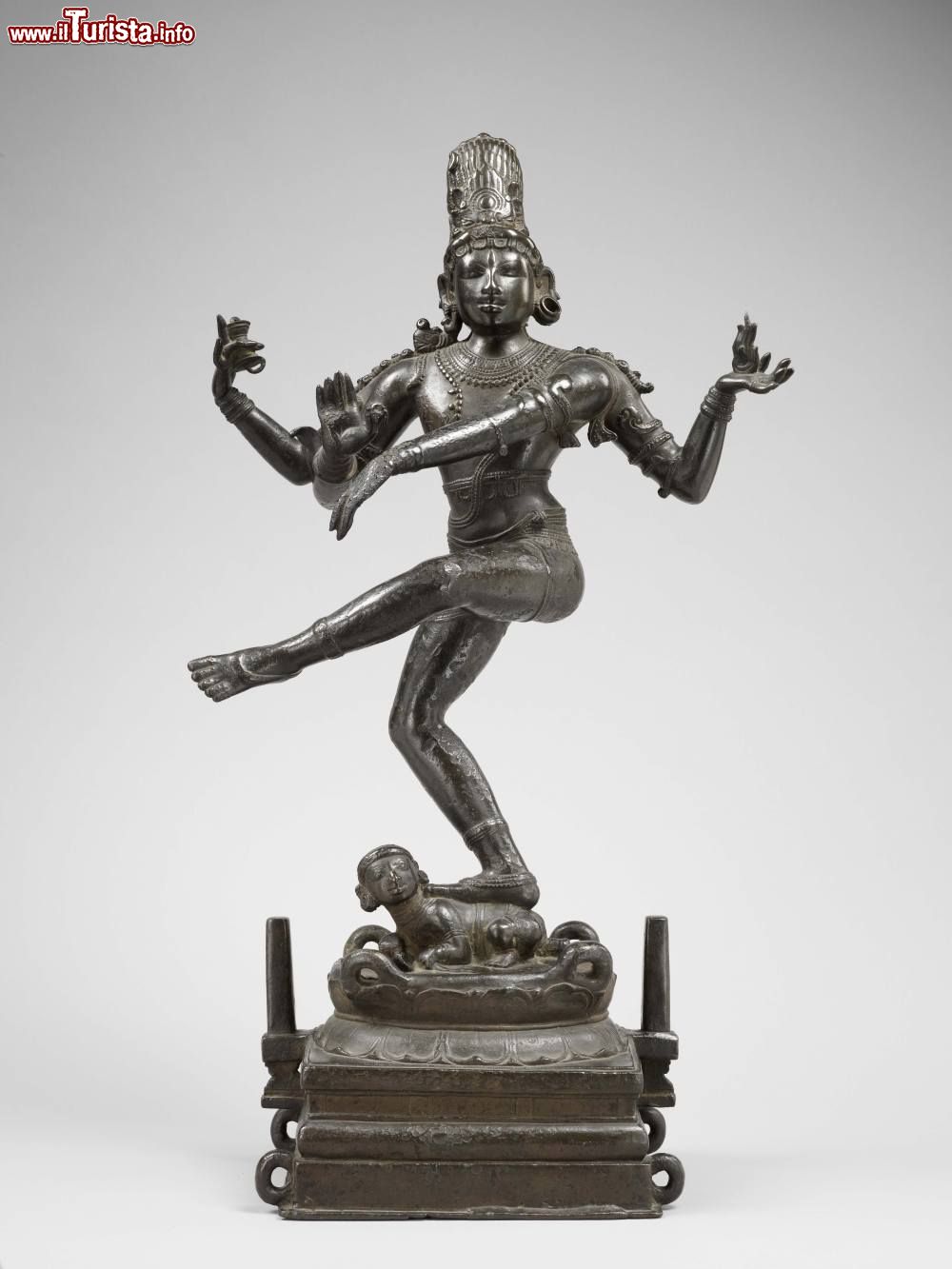 Immagine Statua che raffigura la Danza di Shiva al Louvre Abu Dhabi - © Photography / www.louvreabudhabi.ae