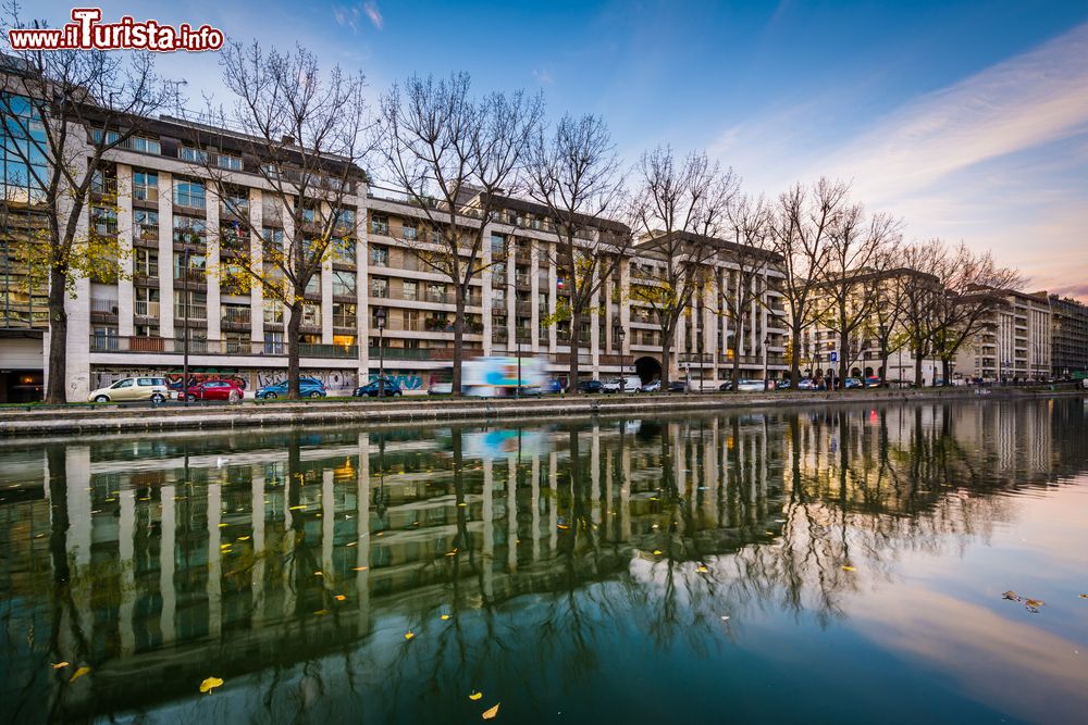 Immagine Edifici riflessi sull'acqua del canale Saint-Martin, Parigi, Francia.