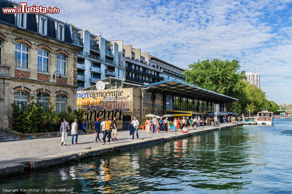 Immagine Gente a passeggio lungo il canale Saint-Martin a Parigi, Francia - © Kiev.Victor / Shutterstock.com