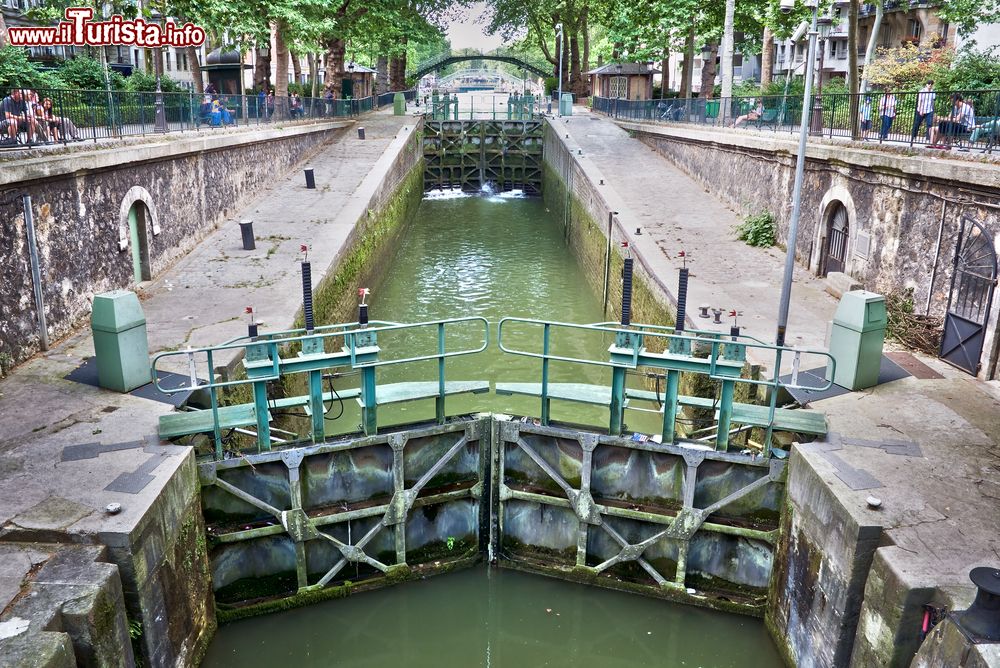 Immagine Le chiuse lungo il canale Saint-Martin, Parigi, Francia. Il canale supera un dislivello di circa 25 metri attraverso 9 chiuse e 2 ponti girevoli.