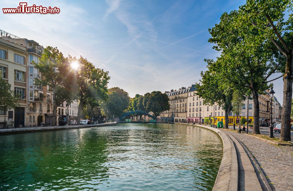 Immagine Uno scorcio del quartiere Saint-Martin e l'ominimo canale della Francia a Parigi, Francia. Un tempo destinato al rifornimento di acqua potabile alla città, venne poi utilizzato per la navigazione commerciale. Oggi è destinato al traffico turistico.