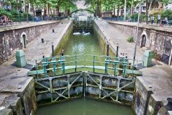 Le chiuse lungo il canale Saint-Martin, Parigi, Francia. Il canale supera un dislivello di circa 25 metri attraverso 9 chiuse e 2 ponti girevoli.
