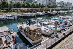 Le houseboats lungo il canale Saint-Martin di Parigi, Francia. Alcune delle tipiche barche utilizzate come abitazione - © Kiev.Victor / Shutterstock.com