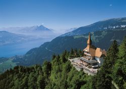 Harder Kulm: il balcone sulle Alpi di Interlaken in Svizzera. Sullo sfondo il lago di Thun