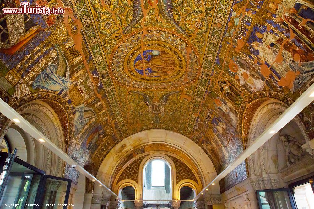 Immagine I mosaici della Gedankhalle, il campanile supersita della storica chiesa Kaiser Wilhelm Gedachtniskirche a Berlino - © LUMIKK555 / Shutterstock.com