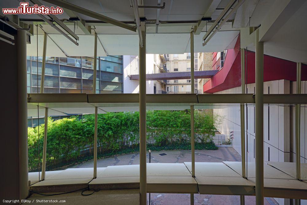 Immagine Veduta interna del Museo di Quai Branly "Jacques Chirac" a Parigi, Francia. La struttura è sotto la tripla tutela del Ministero Francese della Cultura, dell'Educazione Nazionale e di quello delegato alla Ricerca - © EQRoy / Shutterstock.com