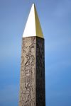 I geroglifici che ornano l'obelisco egizio di Luxor in Place de la Concorde a Parigi, Francia. Le decorazioni raccontano le gloria del faraone Ramesse II°- © meunierd / Shutterstock.com ...